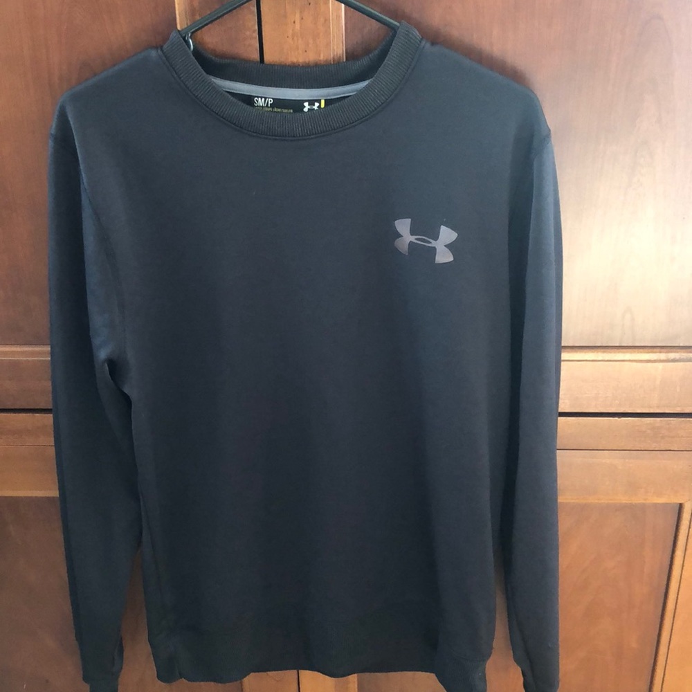 Under armor black loose fitting dri-fit crew neck